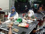 dua-srikandi-kpk-menyambangi-warkop-indeoenden.jpg