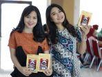 dua-wanita-memperlihatkan-kemasan-khusus-kopi-kalosi.jpg