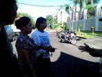 dua-wanita-mendatangi-tempat-pemungutan-suara-tps-53-di-kompleks.jpg