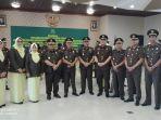 eko-bambang-marsudi-berfoto-bersama-eman-suleman-dan-sejumlah-jaksa.jpg