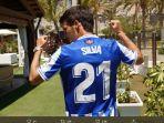 eks-bintang-manchester-city-david-silva-mengenakan-jersey-klub-barunya-real-sociedad.jpg