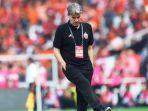 ekspresi-pelatih-persija-julio-banuelos-tertunduk-lesu-usai-laga-liga-1-2019.jpg