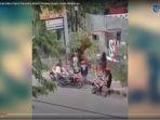 emak-emak-baku-pukul-di-depan-mall-bukannya-dilerai-malah-jadi-ajang-taruhan.jpg