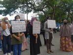 emak-emak-gelar-aksi-unjuk-rasa-di-depan-mapolres-bantaeng.jpg