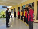 enam-polisi-ditunjuk-walpri-paslon-bupati-dan-wakil-bupati-toraja-utara.jpg