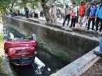 ertiga-masuk-selokan_20160714_221815.jpg