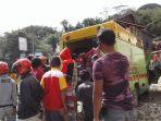 evakuasi-jenazah-pisel-7-oleh-bpbd-toraja-utara-di-eran-batu-lembang-desa-rinding-batu.jpg