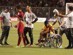 evan-dimasn-terlihat-menggunakan-kursi-roda-saat-penyerahan-medali-perak-di-rizal-memoriam-stadium.jpg