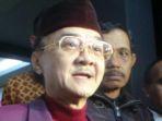eyang-subur-depan-kedua-dari-kanan-kini-jadi-youtuber.jpg