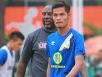 fajar-handika-saat-bermain-untuk-barito-putera-1592021.jpg