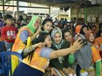 fatmawati-rusdi-menyapa-warga-dua-pitue-sidrap_20180420_213158.jpg