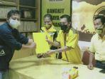 faturrahman-menerima-berkas-formulir-pendaftaran-bakal-calon-ketua-dpd-ii-golkar.jpg