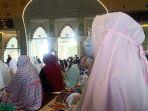 fauziah-saat-mengikuti-salat-jenazah-almarhum-agh-sanusi-baco.jpg