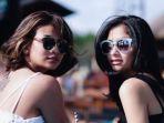 faye-nicole-berpose-bersama-vanessa-angel.jpg