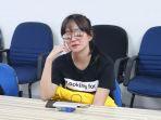 fdj-queenitha-saat-bertandang-ke-tribun-timur.jpg
