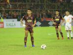 ferdinand-sinaga-bersiap-melakukan-eksekusi-bola-mati-1.jpg
