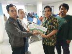 firdaus-muhammad-menyerah-buku-strategi-celeg-sukses.jpg