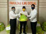 fis-unm-prof-hasnawi-haris-tengah-menyerahkan.jpg