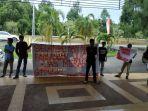 forum-pemuda-peduli-wotu-menggelar-unjuk-rasa-di-kantor-dprd-luwu-timur.jpg