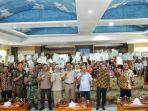 foto-bersama-dalam-acara-pembagian-sertifikat-tanah.jpg