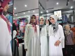 gamis-yang-didesain-ivan-gunawan-dengan-ciri-khas-warna-pastel-dan-lembut_20170514_222502.jpg<pf>dalam-member-gathering_20170514_222334.jpg