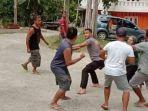 gara-gara-cinta-segitiga-6-pria-terlibat-perkelahian-sang-pacar-dihajar-bogem.jpg