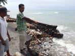 gelombang-air-pasang-laut-merusak-fasilitas-jalan-di-bannyoro-pattinoang-herlang.jpg