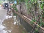 genangan-air-meransek-masuk-ke-rumah-warga-di-jl-ade-irma-nasution_20160122_170006.jpg