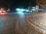 genangan-air-pada-jalan-di-sekitaran-pasar-sentral-palopo-sabtu-17102020-malam.jpg
