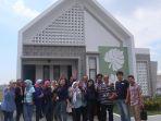 gm-marketing-beserta-staf-dan-inhouse-marketing-imb-property-foto-bersama-di-depan-rumah.jpg