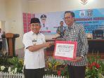 gubernur-ali-baal-masdar-menyerahkan-secara-simbolis-bantuan.jpg