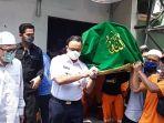gubernur-dki-jakarta-anies-baswedan-saat-menandu-keranda-jenazah-almarhum-taka.jpg