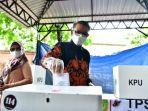 gubernur-nurdin-abdullah-bersama-istri-lies-f-nurdin-setelah-memberi-hak-pilihnya-9.jpg