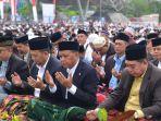 gubernur-salat-ied-di-lapangan-karebosi1.jpg