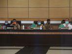 gubernur-sulbar-ali-baal-masdar-pimpin-rapat-evaluasi-triwulan-iii-di-aul-kantor-gubernur.jpg