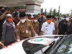 gubernur-sulbar-ali-baal-masdar-serahkan-bantuan-ambulance-covid-19-kepada-bupati-polman.jpg