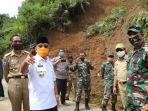 gubernur-sulbar-meninjau-tanah-longsor-di-anreapi-dan-salurkan-bantuan.jpg