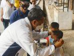 gubernur-sulsel-nurdin-abdullah-bagi-masker-ke-anak-anak-di-pantai-bonea-selayar-2.jpg