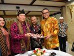gubernur-sulsel-nurdin-abdullah-menerima-penghargaan-tokoh-perhutanan.jpg