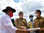 gubernur-sulsel-nurdin-abdullah-saat-meninjau-bandara-buntu-kunik-bbk-tana-toraja-2682020.jpg