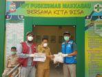 gugus-tanggap-covid-19-membagikan-alat-pelindung-diri-apd-berupa-masker.jpg