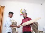 haerul-bawa-baling-baling-kayuuu.jpg