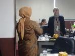 hajrah-terperiksa-sidang-angket-dprd-sulsel-terlihat-sedang-ngobrol.jpg