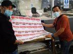 hamdan-dangkang-dan-rusdin-saat-memonitorin-proses-percetakan-surat-suara.jpg