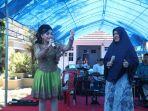 hasnah-syam-mars-saat-tampil-nyanyi-bareng-artis-ibukota-sulsel-dian-ekawati.jpg