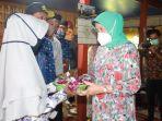 hasnah-syam-menyerahkan-secara-simbolis-bantuan-bibit-itik.jpg