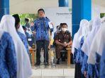 hatta-rahman-saat-menyerahkan-surat-keputusan-sk-cpns.jpg