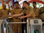 hatta-rahman-uji-coba-e-tiket-di-pintu-masuk-air-terjun-bantimurung.jpg