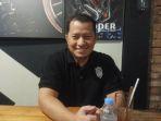 head-of-media-relation-pssi-gatot-widakdo-saat-ditemui-di-cafe-bobber-earty.jpg
