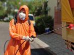 helper-indonesia-lakukan-penyemprotan-disinfektan-di-perumahan-griya-panakkukang-3.jpg